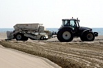 Limpieza de la arena de la playa de Gavà Mar